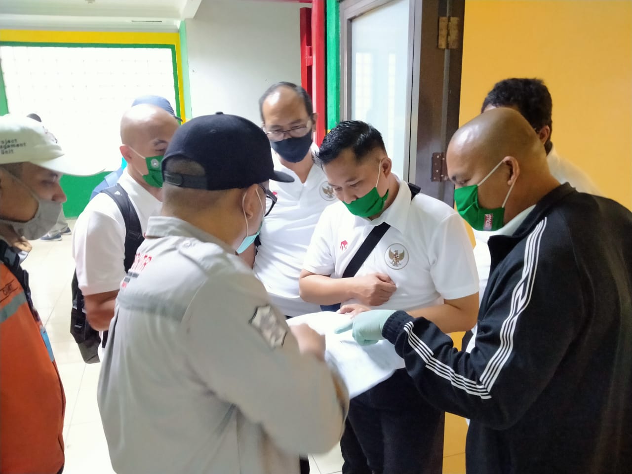 Delegasi PSSI meninjau progres pembangunan Stadion Gelora Bung Tomo (GBT), Surabaya, Rabu 5 Agustus 2020. (Foto: Fariz Yarbo/Ngopibareng.id)