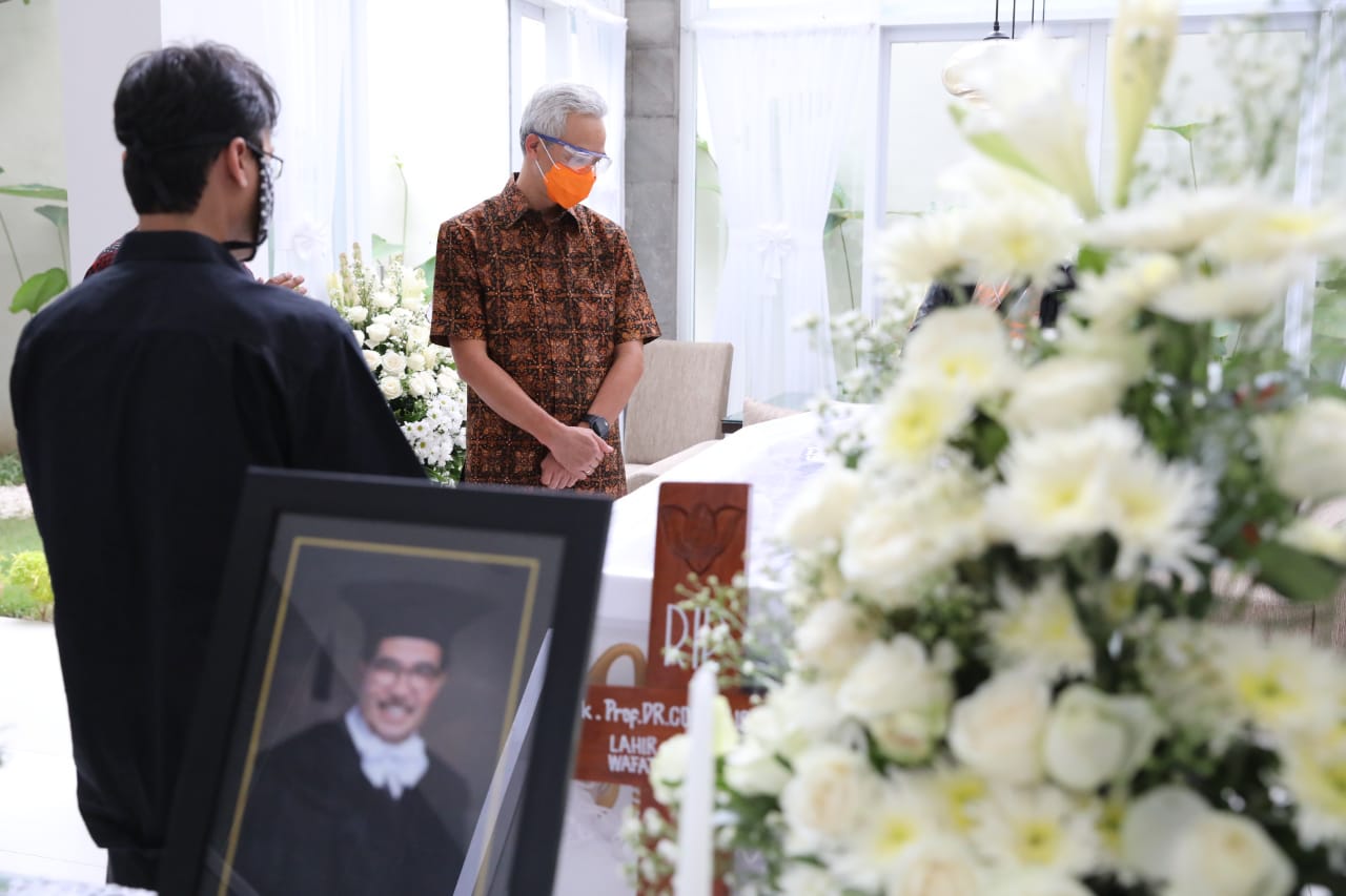 Gubernur Ganjar Pranowo saat melayat Cornelis Lay. (Foto: Ist/Ngopibareng.id)