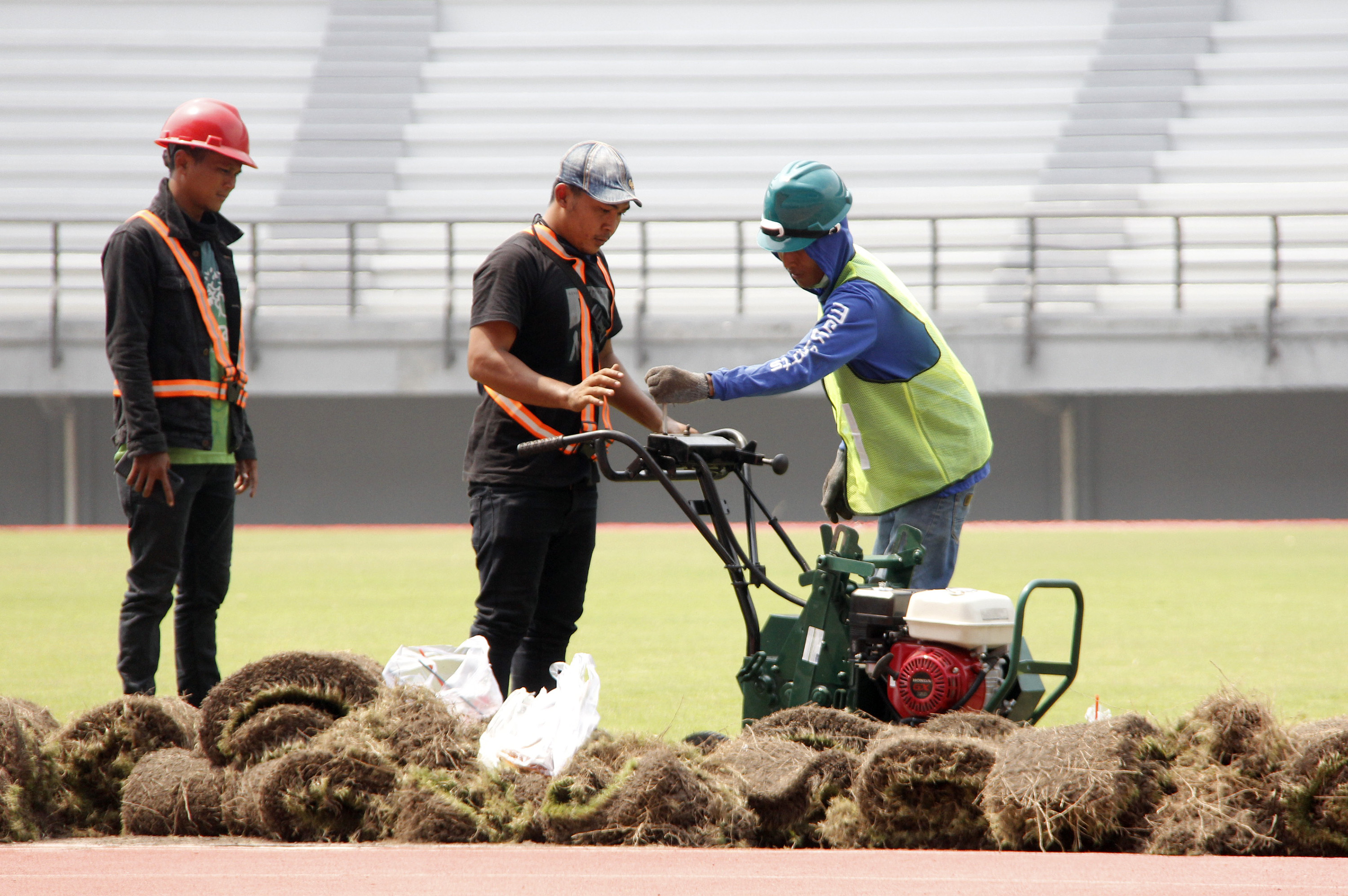 Pekerja melakukan pembenahan lapangan Stadion Gelora Bung Tomo (GBT), Surabaya, Rabu 5 Agustus 2020. (Foto: Fariz Yarbo/Ngopibareng.id)