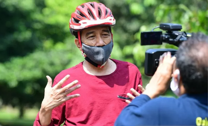 Presiden Joko WIdodo memberikan keterangan usai berolahraga di area Istana Kepresidenan Bogor, Provinsi Jawa Barat, Sabtu. (Foto: Setkab)