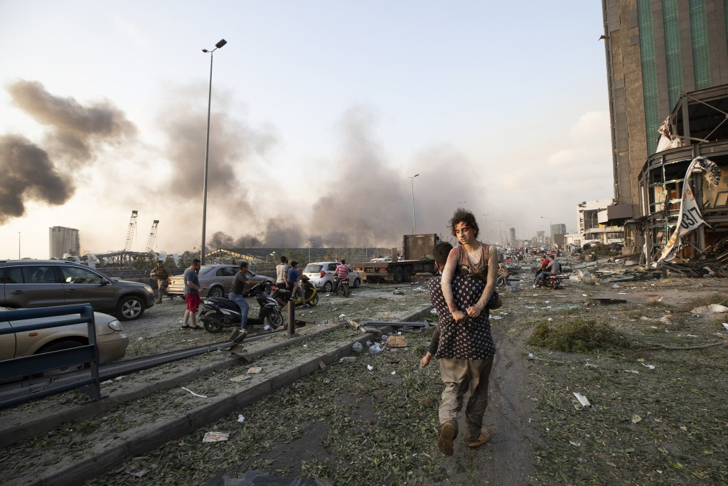 Di antara puing-puing ledakan bom di Beirut, Lebanon. (Foto: Istimewa)