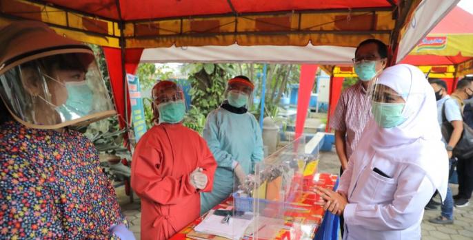 Gubernur Khofifah saat mengunjungi UMKM di Pasuruan. (Foto: Dok Humas)