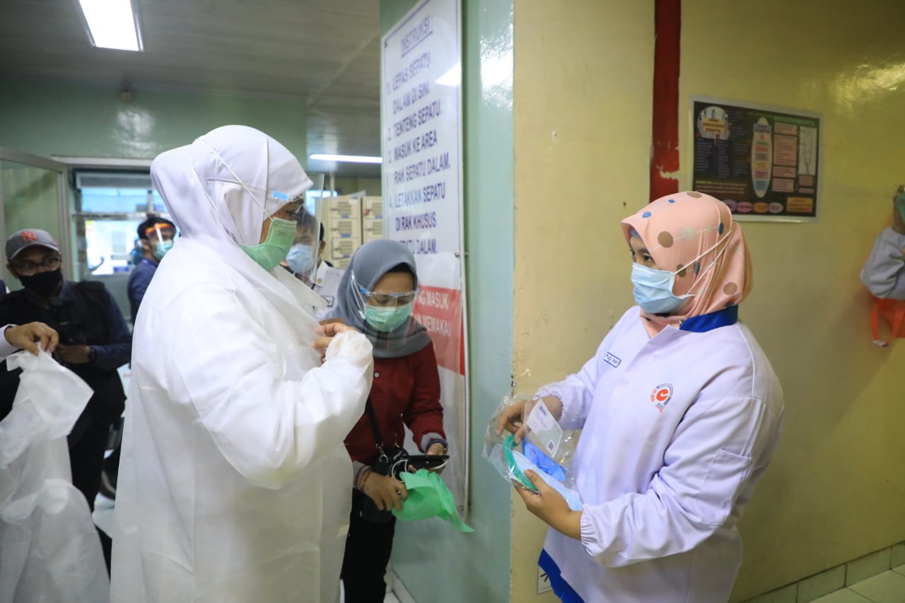 Gubernur Jawa Timur Khofifah Indar Parawansa, saat kunjungan kerja ke PT Indofood di Pasuruan. (Foto: Alief/ngopibareng.id)