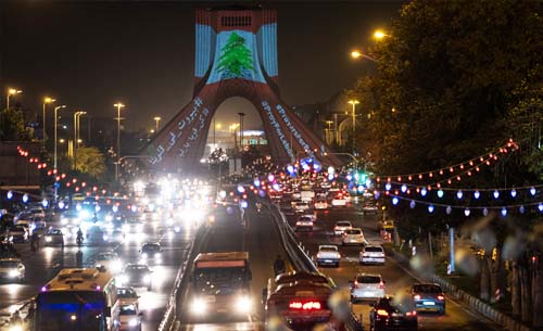 Bendera Lebanon dipasang di Monumen Azadi  atau Monumen Kebebasan di pusat Kota Teheran barat,  sebagai simbol simpati rakyat Iran untuk para korban ledakan di Beirut. (Foto:Morteza Nikoubazl/Getty Images)