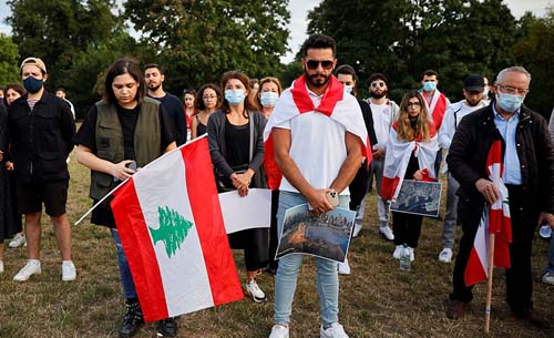 Warga Lebanon yang berada di London, Inggris, berkumpul di taman Kensington di pusat kota London untuk menghormati para korban ledakan Beirut (Foto:Tolga Akmen/AFP)