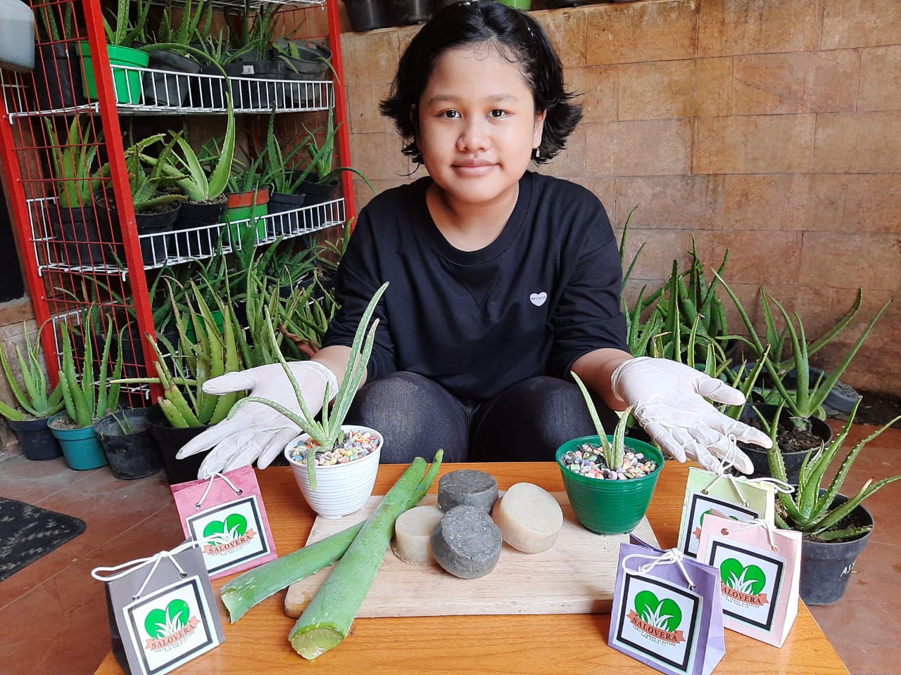 Sarlita Zahra memperlihatkan Satora, sabun dari lumpur lapinda dan aloevera yang punya PH tinggi. (Foto: Dok, Pribadi)