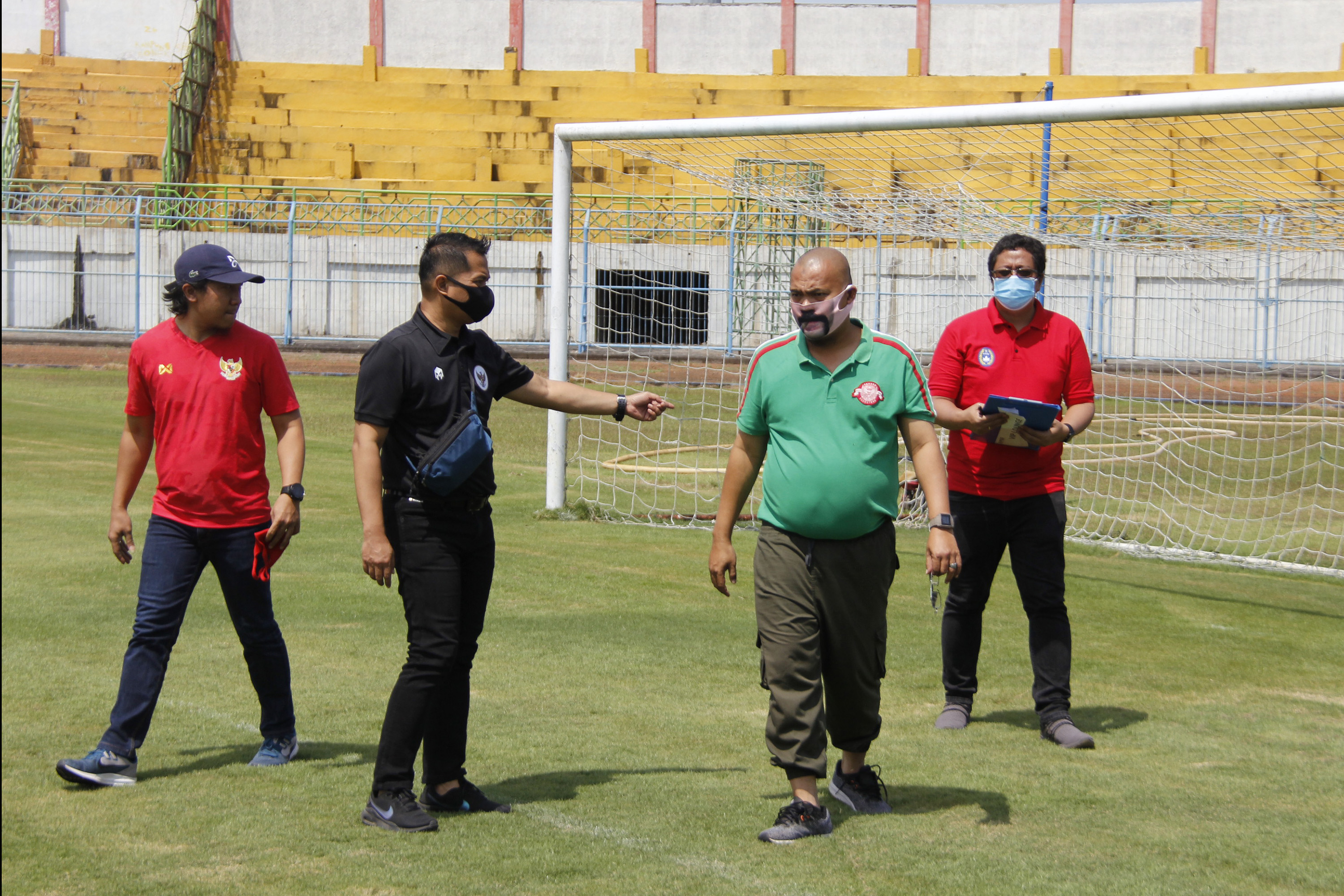 Delegasi PSSI melakukan pengecekan di Stadion Gelora Bangkalan, Kamis 6 Agustus 2020. (Foto: Fariz Yarbo/Ngopibareng.id)