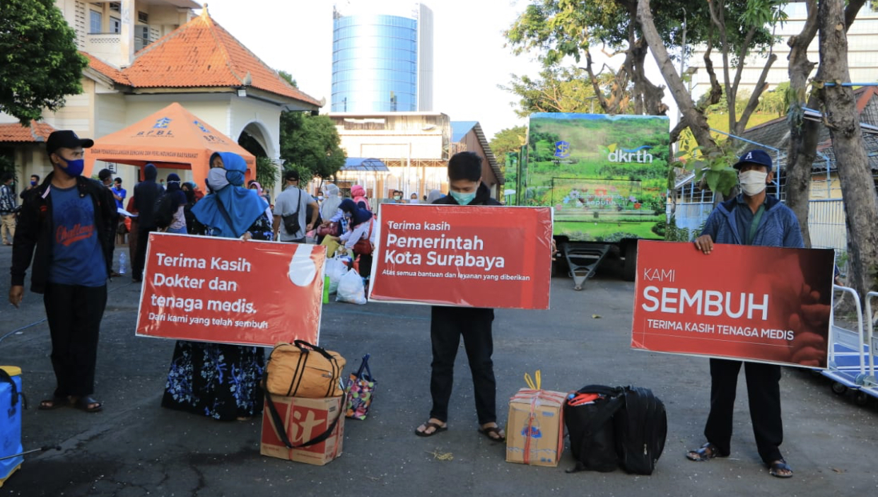 Pasien sembuh yang di pulangkan dari Hotel Asrama Haji Sukolilo. (Foto: Dok. Humas Pemkot Surabaya)