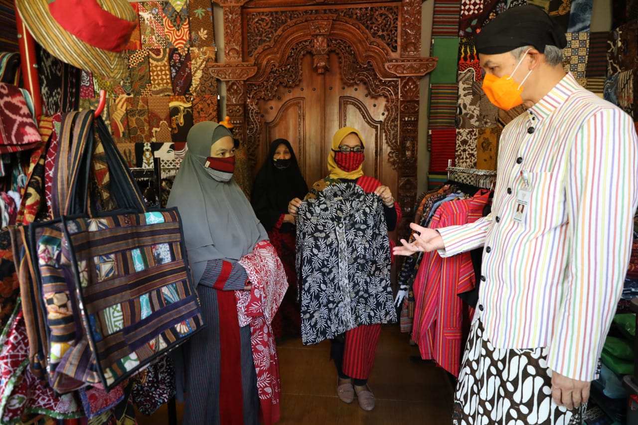 Gubernur Ganjar Pranowo melihat gallery UMKM Batik Srihanna di Kota Salatiga, Kamis (6/8). Pemilik UMKM Srihanna mengaku penjualannya terdongkrak selama pandemi setelah ikut program promosi produk UMKM #LapakGanjar. (Foto: Ist/Ngopibareng.id)