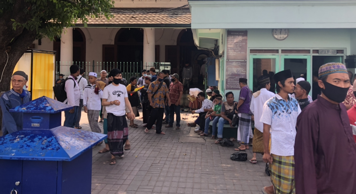 Peziarah Makam Sunan Ampel, masih ada yang tak pakai masker (Andik Dwi Setiawan/Ngopibareng.id)