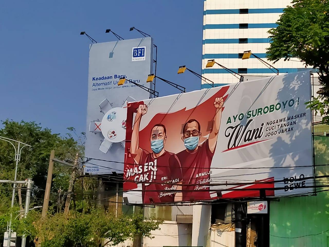 Baliho Eri Cahyadi-Armudji masih bertebaran. (Foto: Fariz Yarbo/Ngopibareng.id)