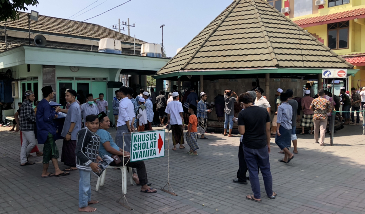 Suasana tempat wudhu Masjid Agung Sunan Ampel saat salat Jumat, 7 Agustus 2020. (Foto: Andhi Dwi/Ngopibareng.id)