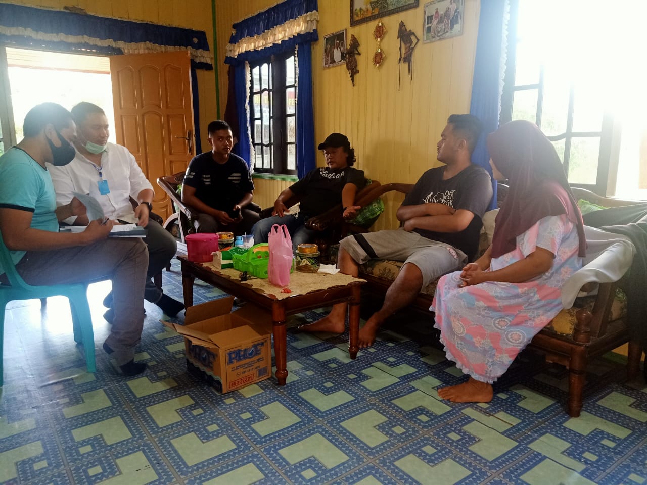 Aparat polisi saat menemui pelaku fetish kain jarik, Gilang Aprilian Nugraha Pratama di kediamannya di Banjarmasin, Kamis 6 Agustus 2020. (Foto: Dok. Polres Kapuas)