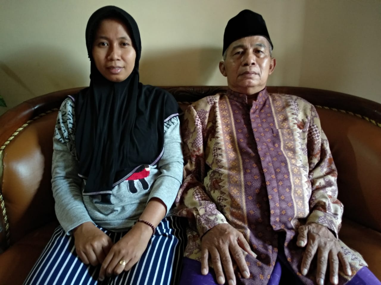 Listy Nur Khafifah (kiri) dan H Farkhan (kanan) saat ditemui di kediamannya pada Jumat, 7 Agustus 2020. (Foto: M.Rizqi/Ngopibareng.id)