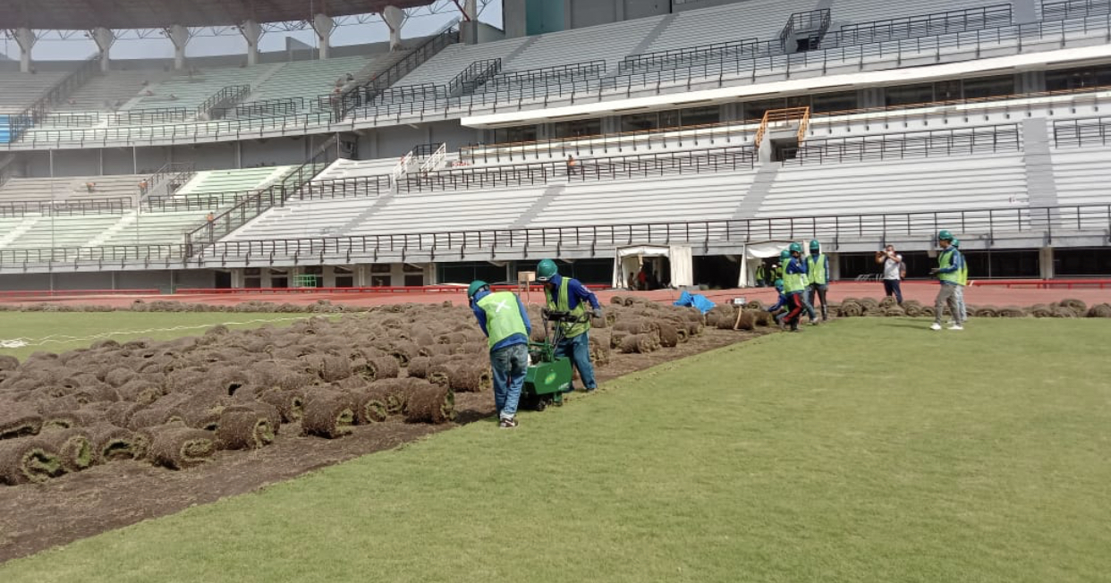 Pengelupasan rumpit Stadion GBT (Dok. Humas Pemkot Surabaya)