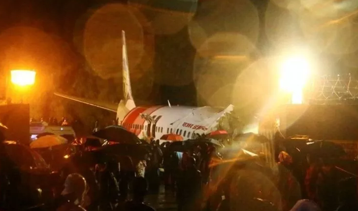 Pesawat Air India Express menabrak lembah di Calicut, India. (Foto: ANI)