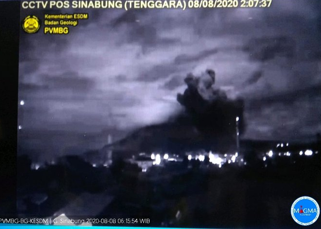 Gunung Sinabung yang berada di Kabupaten Karo, Sumatera Utara erupsi. (Foto: Twitter @KementerianESDM)