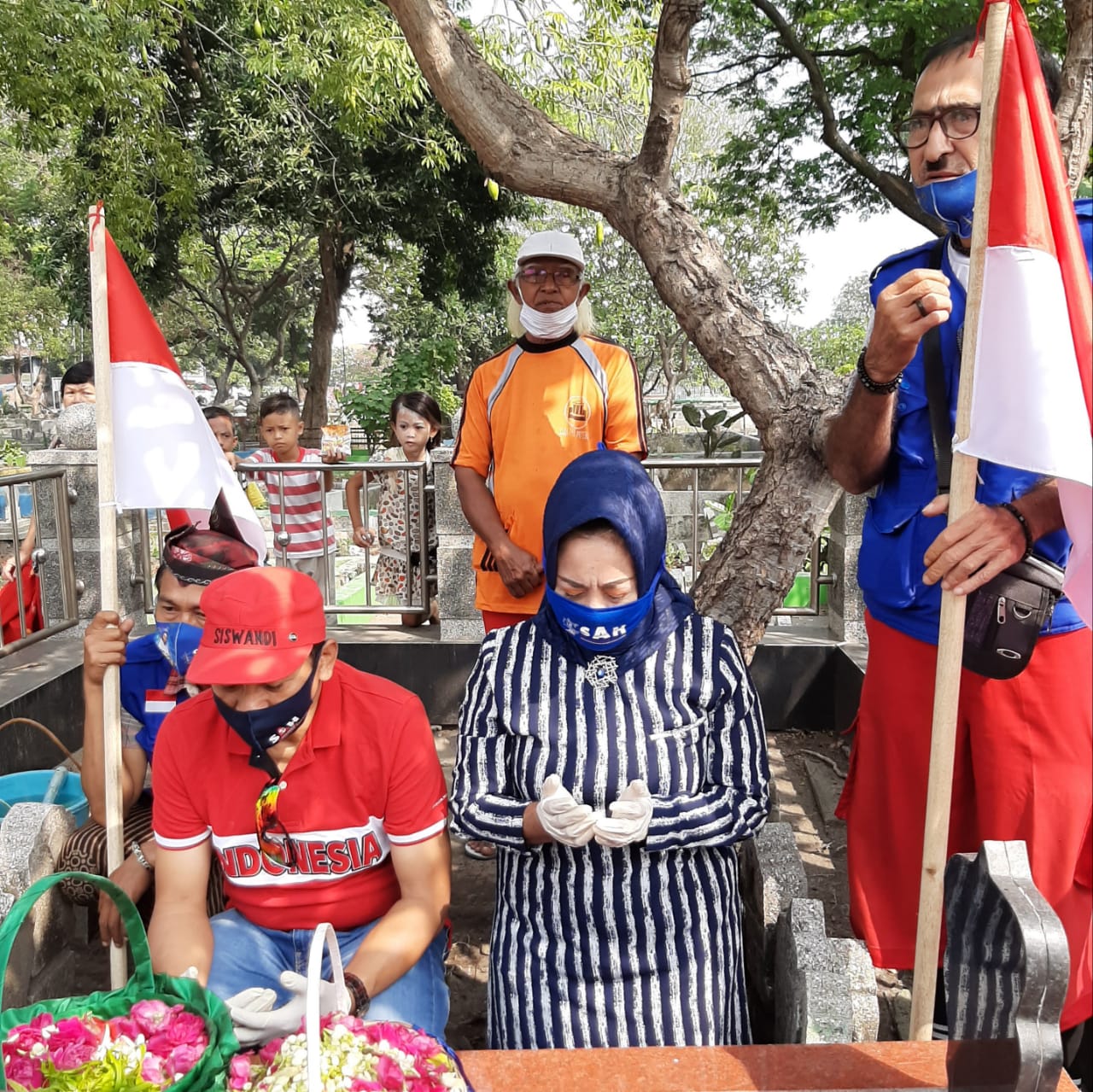 Siti Anggraeni Hapsari, saat melakukan ziarah di makam TPU Tembok. (Foto: Alief Sambogo/Ngopibareng.id)