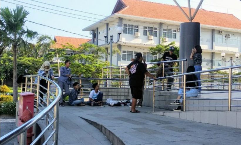 Sejumlah pemuda-pemudi lakukan sesi pemotretan di kawasan parkiran makam Gus Dur di Tebuireng, Jombang (Foto: M.RIzqi/Ngopibareng.id)