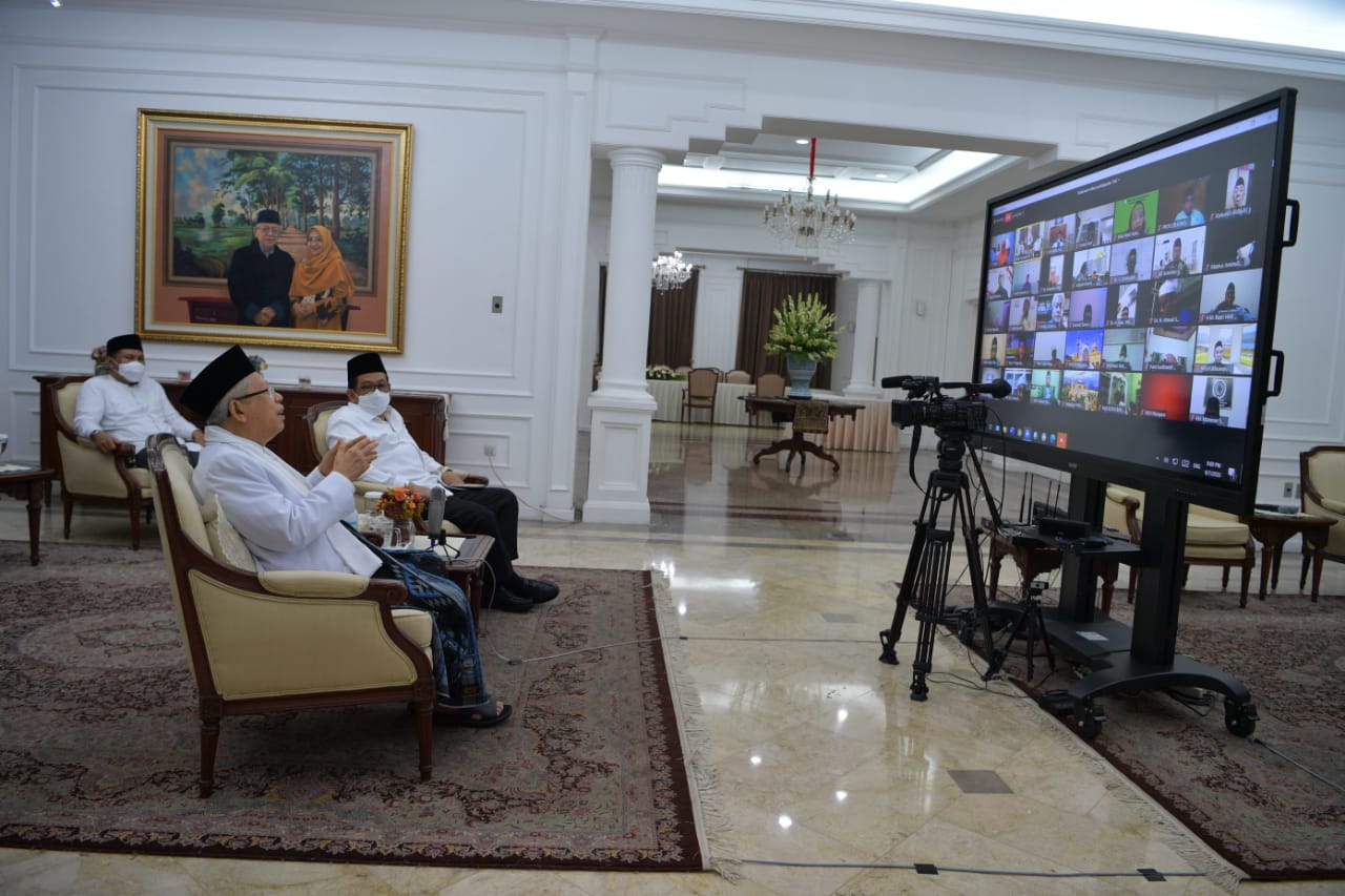 Wakil Presiden Ma'ruf Amin tampil secara virtual di acara Haul Al-Marhumin, sesepuh dan warga Pondok Pesantren Bunte melalui video conference dari rumah dinas Wapres, Jalan Diponegoro Menteng, Jakarta Pusat. (Foto: Dok. Setwapres)