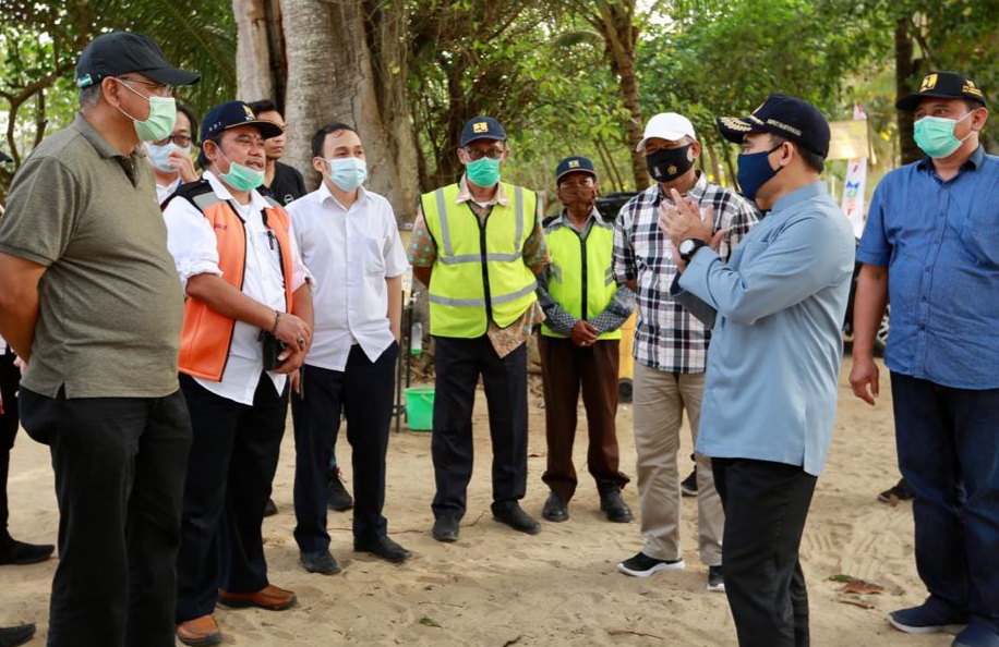 Bupati Banyuwangi Abdullah Azwar Anas berkoordinasi dengan tim dari kementerian PUPR (foto:istimewa)