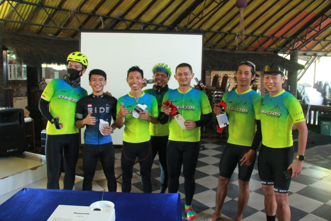 Bayu Yulianto (helm hijau tengah) bersama para pemenang kuis. (Foto: Istimewa)