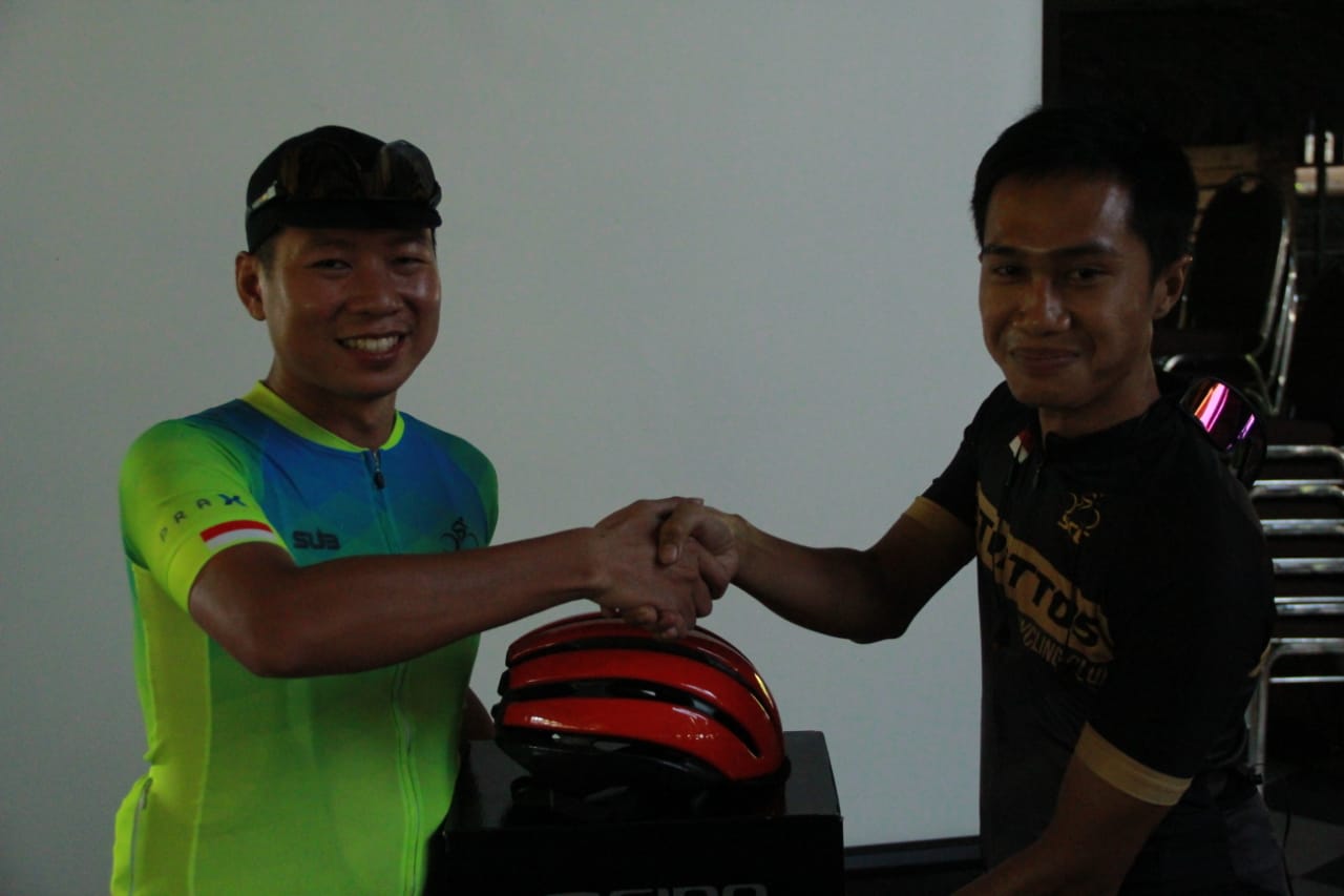 Bagus menerima helm hadiah dari Arya Padma, Sepeda Kita Surabaya. (Foto: Istimewa) 
