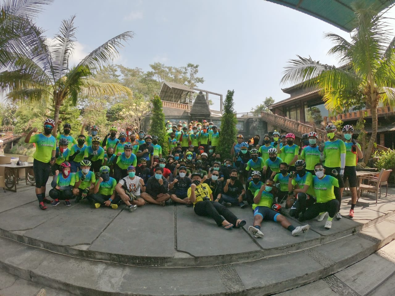 Anggota Strattos Cycling Club (SCC) kumpul bareng usai gowes Surabaya - Pandaan. (Foto: Istimewa)