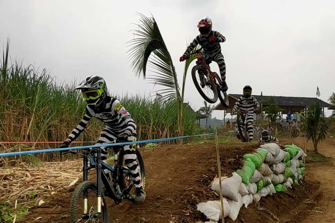 Komunitas pesepeda Bandit Squad Racing Team saat melakukan uji coba trek sepeda gunung di Lapas Ngajum, Malang (Foto: Istimewa)