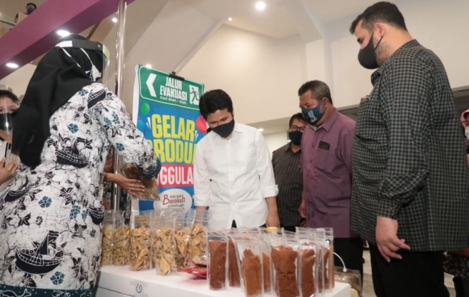 Wagub Emil Dardak (tengah) saat meninjau display produk UMKM di Kota Probolinggo. (Foto: Ikhsan Mahmudi/ngopibareng.id)