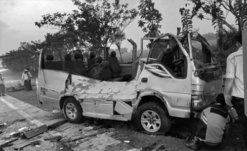 Salah satu kendaraan yang mengalami kecelakaan di Tol Cipali Senin dini hari, mikro (Foto:SuaraCirebon)