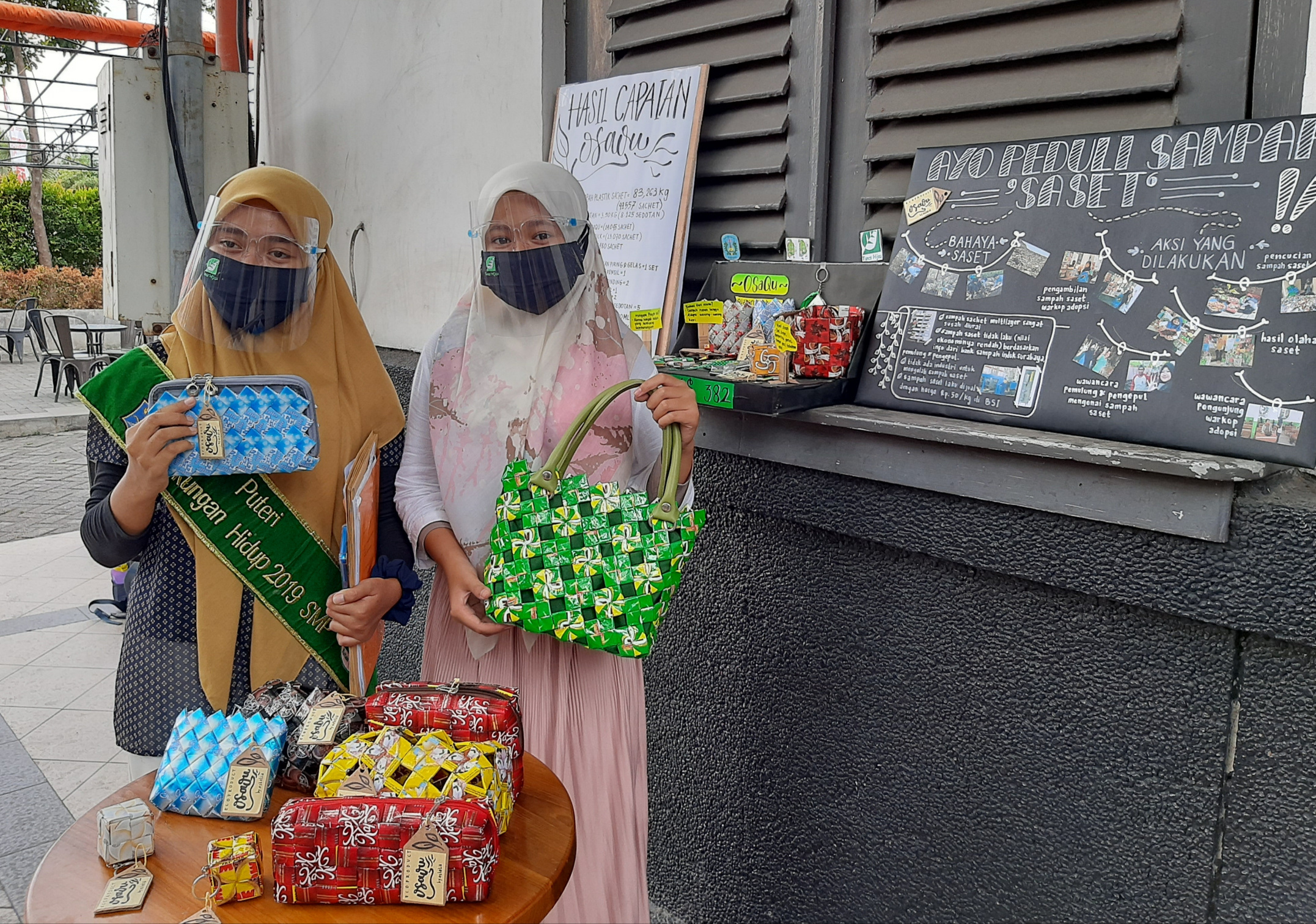 Salah satu Finalis Putri Lingkungan Hidup 2020, Surabaya tingkat SMP, Estetia Mustika Shani saat melalukan aksi nyata di kantor pos Taman Apsari Surabaya. (FOTO: PIta Sari/Ngopibareng.id)