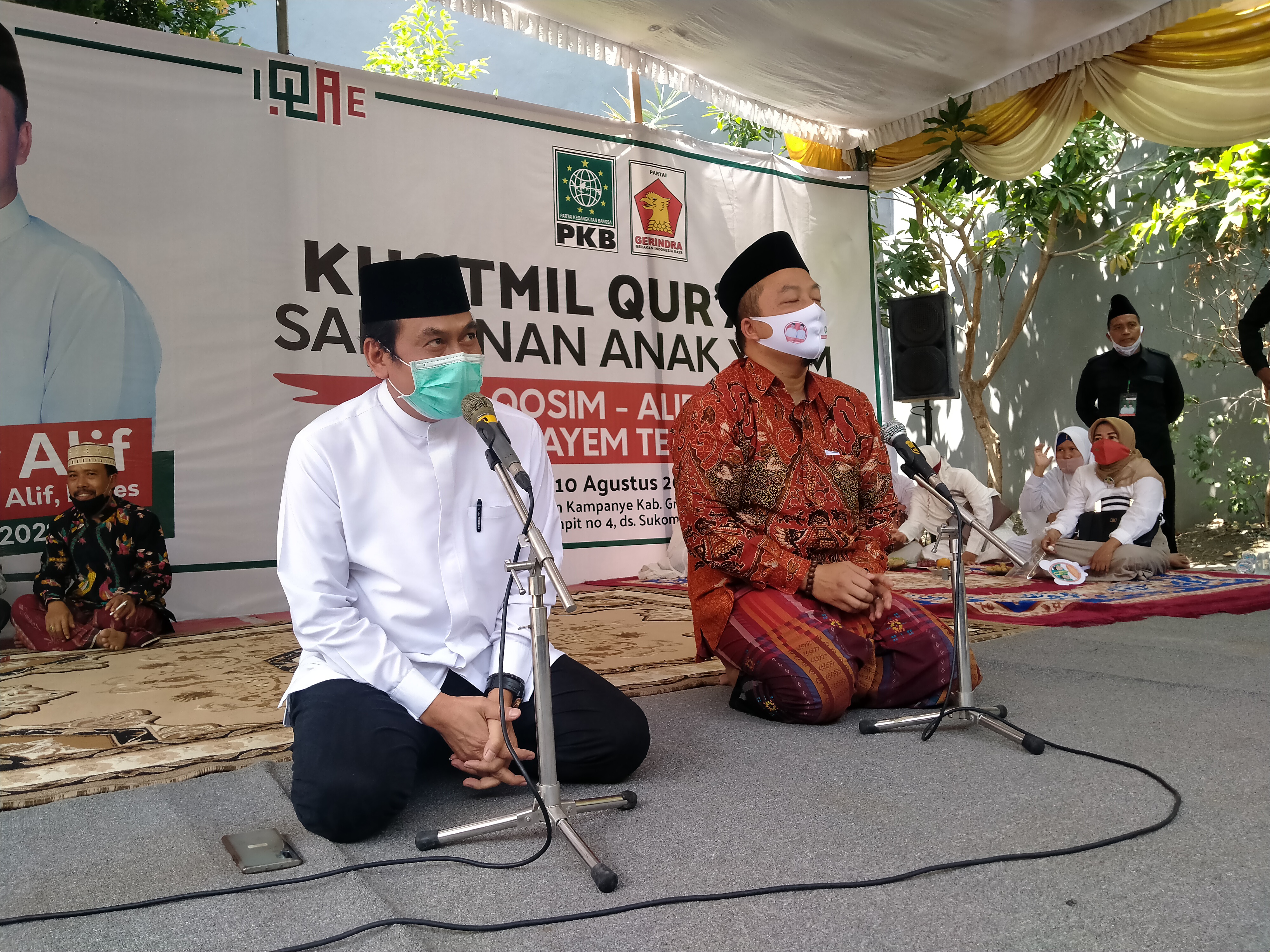 Pasangan cabup dan cawabup Gresik, Moh Qosim dan Asluchul Alif saat deklarasi. (Foto: Azharil Farich/ngopibareng.id)