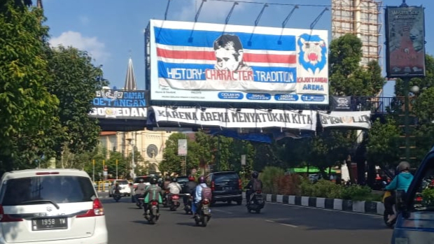 Umbul-umbul yang dipasang Aremani di reklame di kawasan Blimbing, Kota Malang (Foto: Lalu Theo/ngopibareng.id)