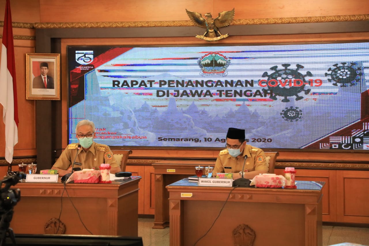 Gubernur Ganjar Pranowo dan Wakil Gubernur Taj Yasin Maimoen pimpin rakor penanganan pandemi Covid-19 diruang rapat A.2,Senin 10 Agustus 2020. (Foto: Ist/Ngopibareng.id)