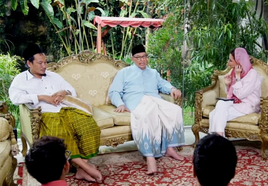 Gus Baha' bersama Prof M Quraish Shihab dan Najwa Shihab. (Foto:youtube)