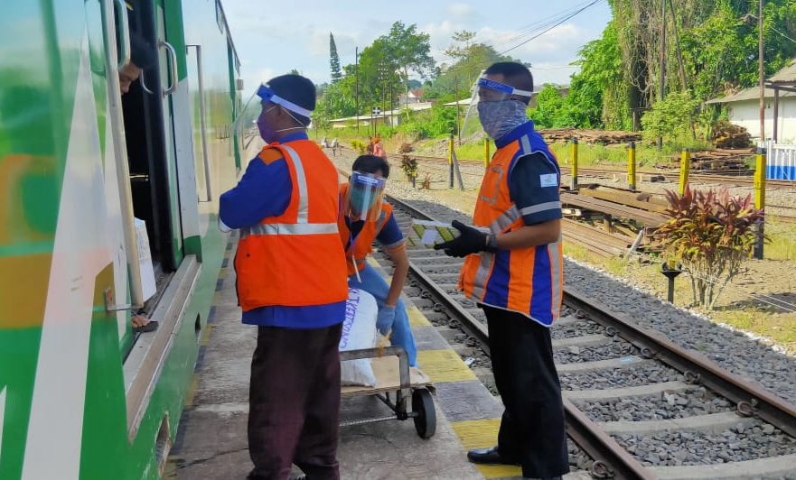 Pengiriman barang dengan moda transportasi kereta api (Foto: Istimewa)