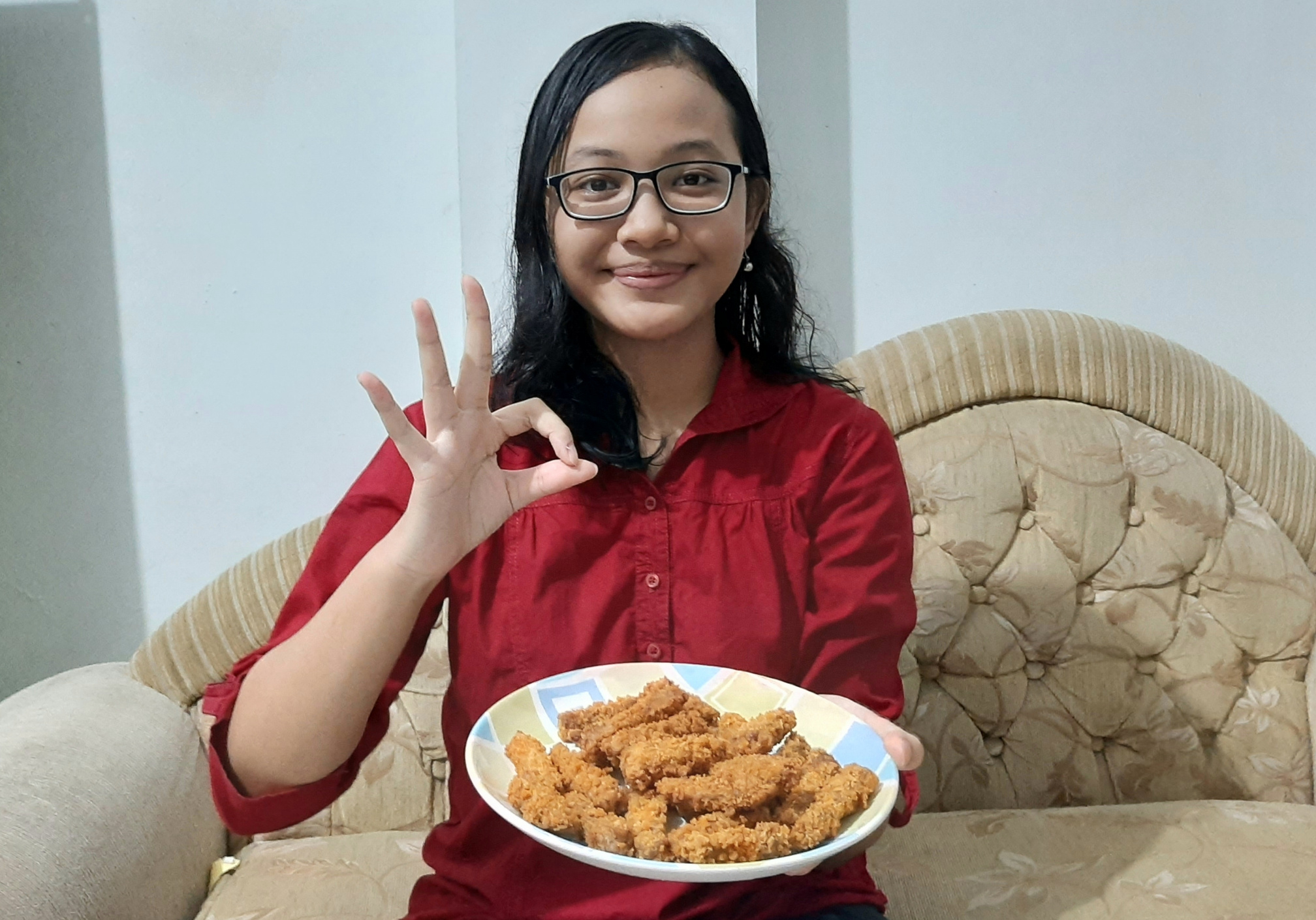 Deninta Vasthy Berliani, siswa SMPN 6 Surabaya saat menunjukan olahan nugget dari kulit pisang yang dia buat. (Foto: Pita Sari/Ngopibareng.id)