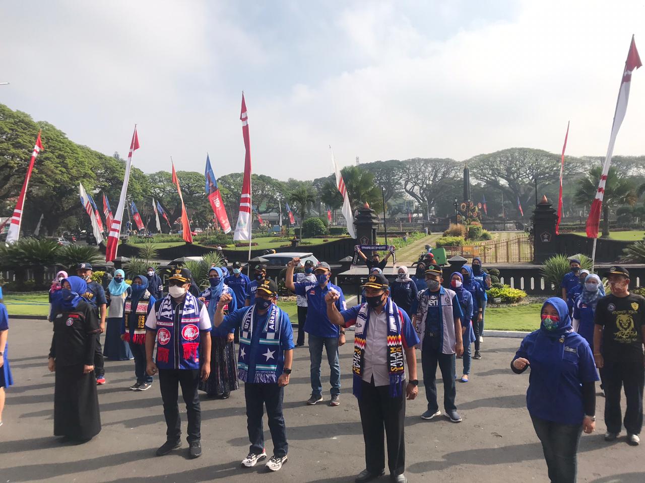 Jajaran ASN di Pemerintah Kota Malang menggunakan atribut Arema. (Foto: Lalu Theo/Ngopibareng.id)