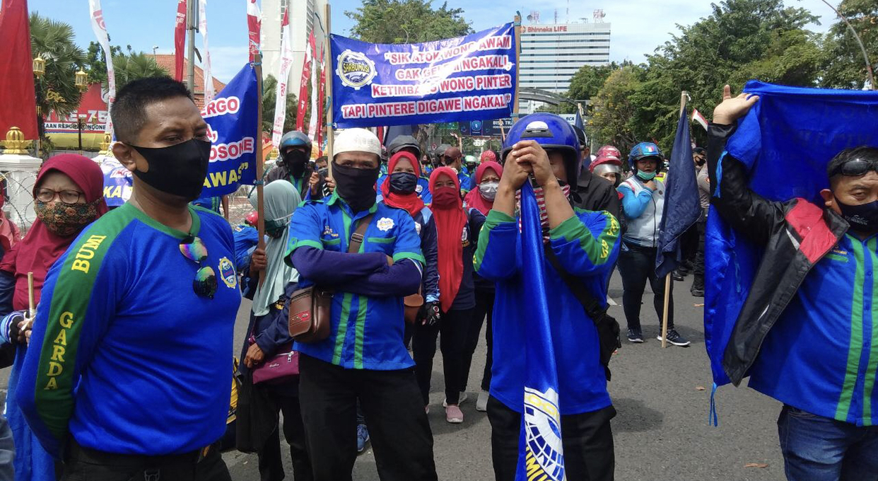 Ratusan massa buruh dari Sidoarjo saat datangi Gedung Negara Grahadi, Selasa, 11 Agustus 2020 (Andhi Dwi/Ngopibareng.id)