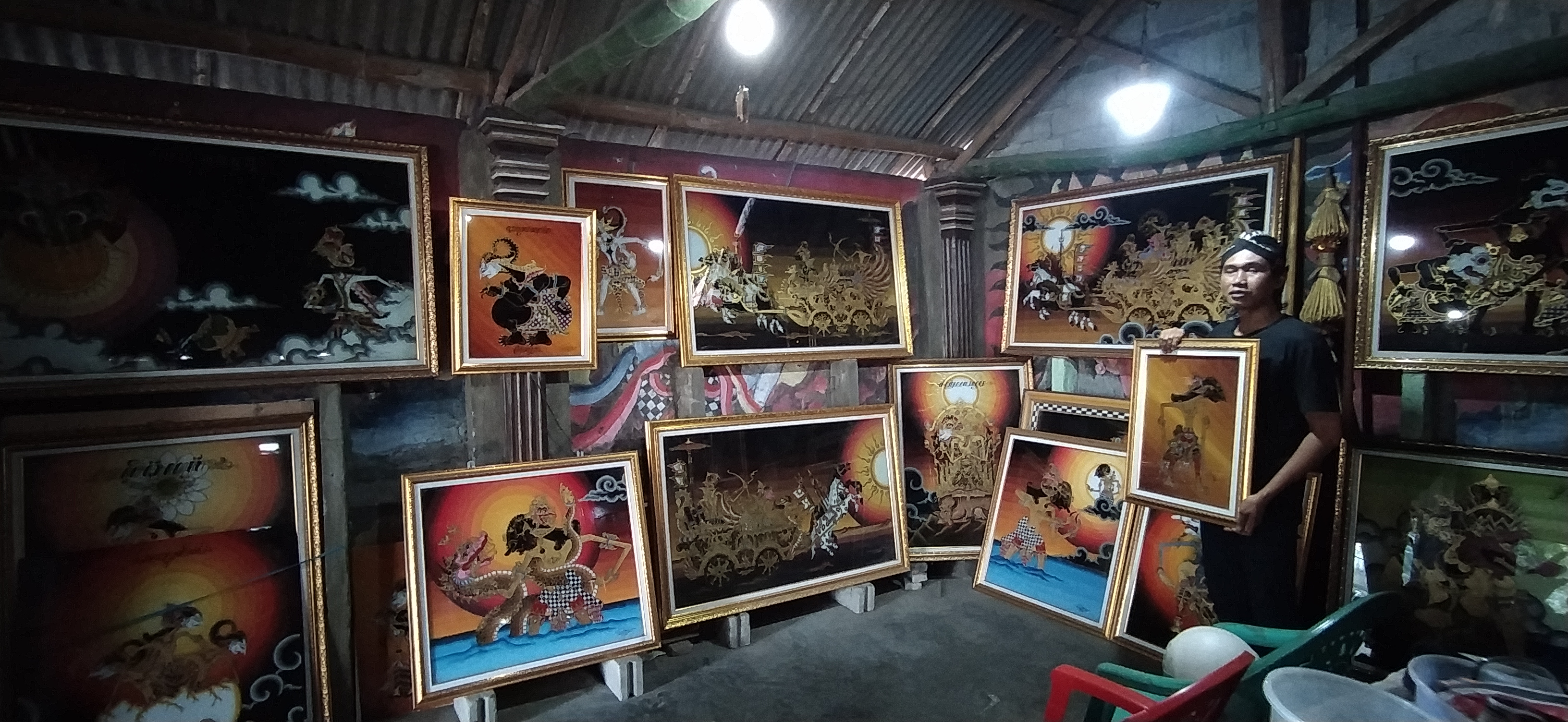 Bulan Suro, lukisan wayang kaca banyak peminat. (Foto: Fendhy Plesmana /Ngopibareng.id) 