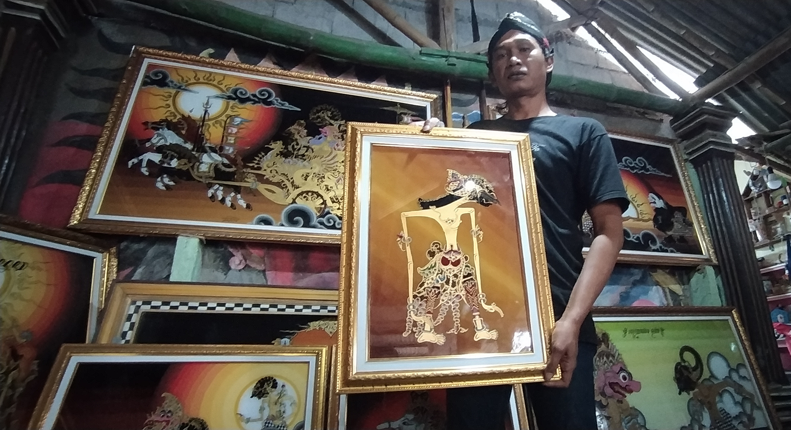 Bulan Suro, lukisan wayang kaca banyak peminat. (Fendi Plesmana/Ngopibareng.id) 