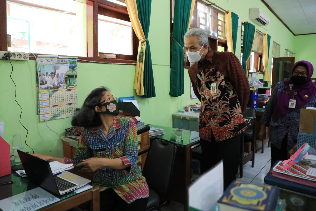 Gubernur Ganjar Pranowo sidak ke SMAN 6 Semarang dalam rangka mengecek keberlangsungan sekolah menerapkan pembelajaran daring/online. Selasa, 11 Agustus 2020. (Foto: Ist/Ngopibareng.id)