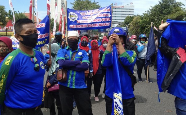 Ratusan massa buruh dari Sidoarjo saat datangi Gedung Negara Grahadi, Selasa, 11 Agustus 2020 (Foto: Andhi Dwi/Ngopibareng.id)