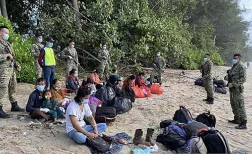 Angkatan Bersenajata Malaysia menangkap WNI yang masuk ke Johor secara ilegal, akhir Juli lalu. (Foto:Antara)Akhir Juli 