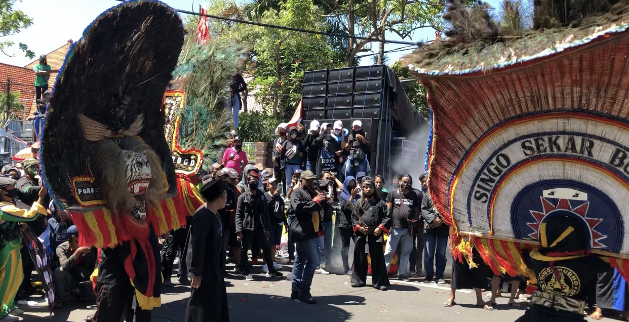 Para pekerja seni ketika menggelar aksi tari reog di depan Balai Kota Surabaya. (Foto: Andhi Dwi/Ngopibareng.id)