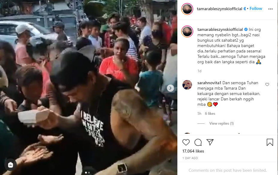 Jerinx bagi-bagi nasi gratis di tengah pandemi corona tanpa memperhatikan protokol kesehatan Covid-19. (Foto: Instagram @tamarableszynskiofficial)