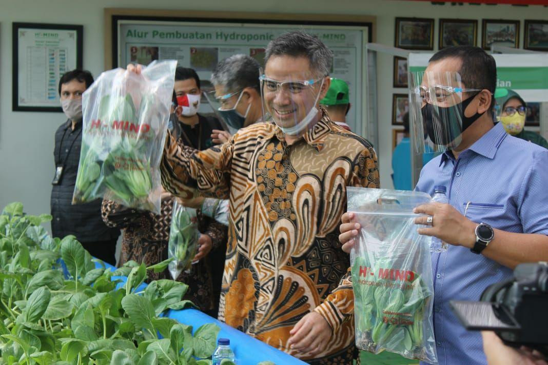 Direktur Jenderal Pendidikan Vokasi Kementerian Pendidikan dan Kebudayaan  Wikan Sakarinto  berkunjung di SMK Mitra Industri 2100 Cikarang, Rabu 12 Agustus 2020. ( foto: Asmanu/Ngopibareng.id)