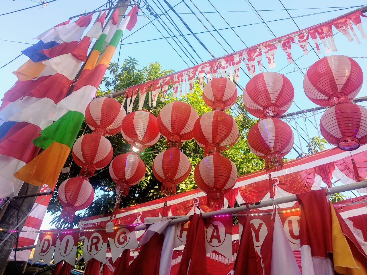 Aksesoris merah putih yang dipajang di sepanjang Kampung Bendera Surabaya, Jalan Darmokali Surabaya (Foto: M.Rizqi/Ngopibareng.id)