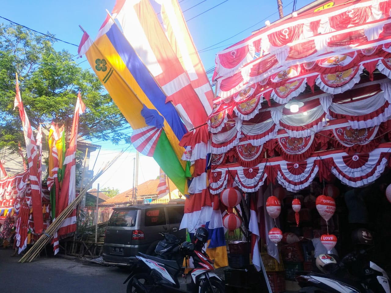 Pedagang aksesoris kemerdekaan seperti umbul-umbul, bendera, dan lampion berjajar di Jalan Darmokali. Aksesoris ini dipajang di depan lapak para pedagang pada Rabu, 12 Agustus 2020 (Foto: M.Rizqi/Ngopibareng.id)